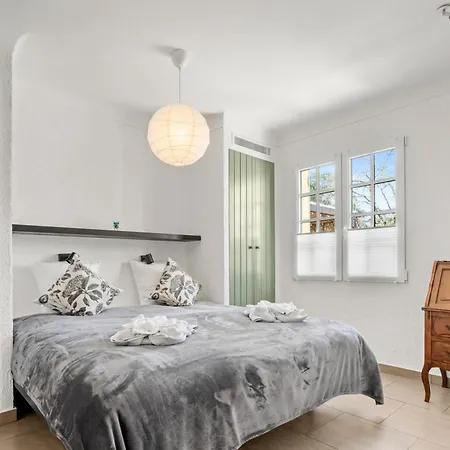 Semesterbostad La Petite Maison Jaune